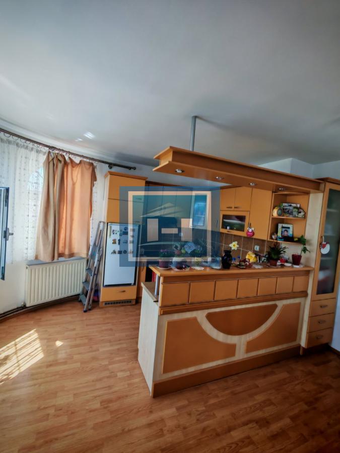 Izdaje se sprat kuće sa upotrebom dvorišta