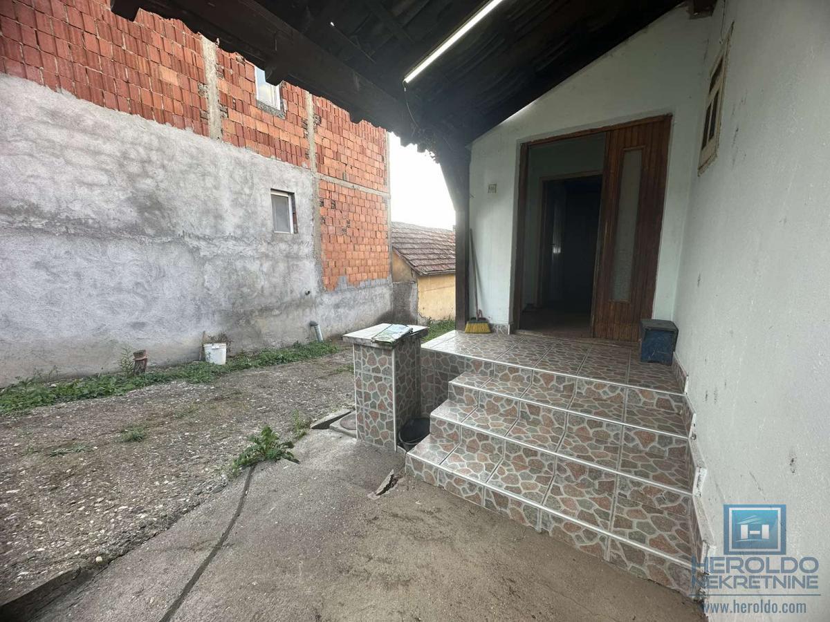 Na prodaju kuća sa pomoćnim objektima u Senju