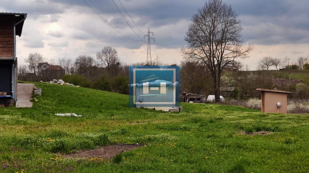 Kuća na parceli od 10 hektara zemlje u okolini Batočine