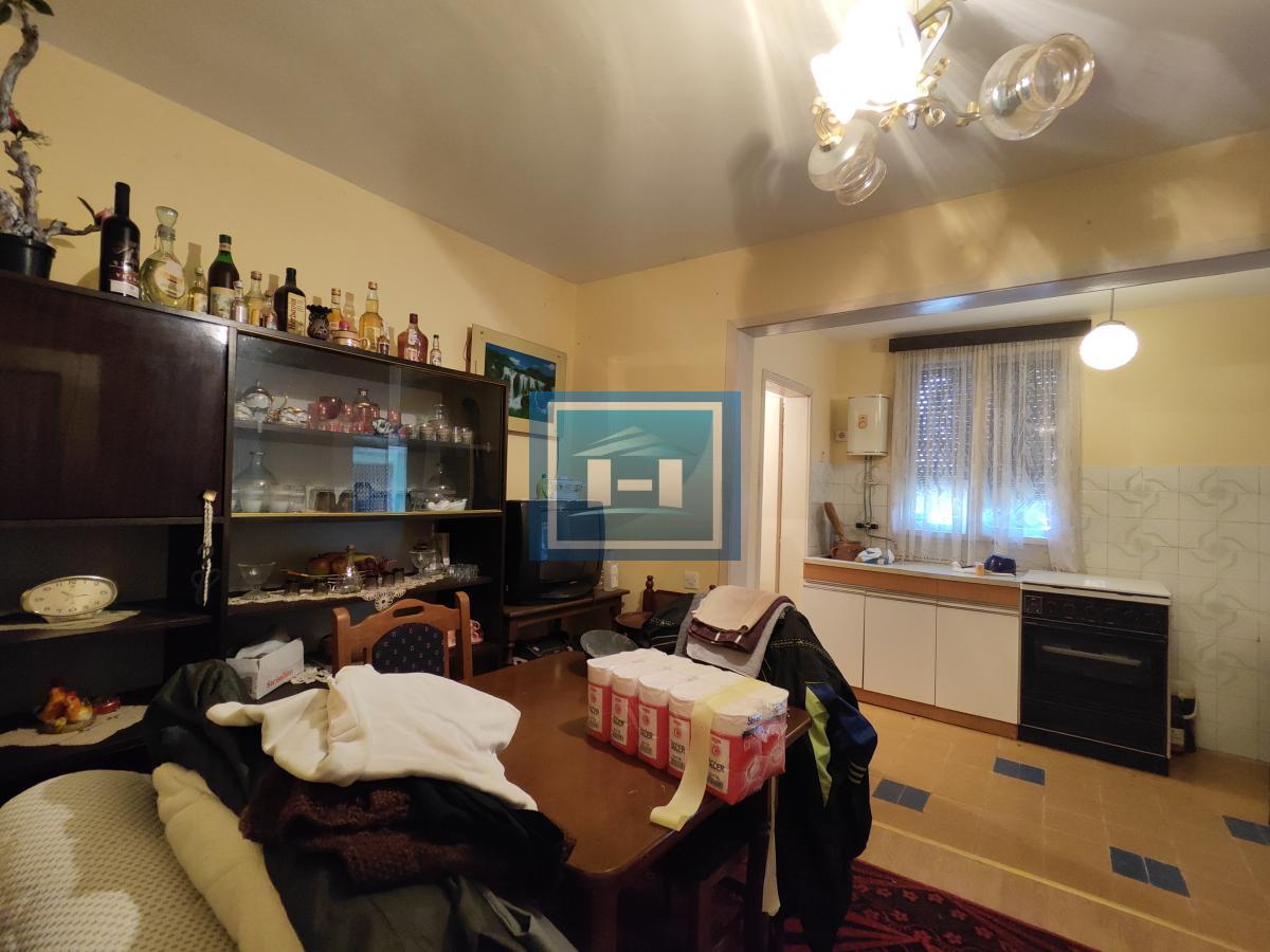Seoska kuća na glavnom putu
