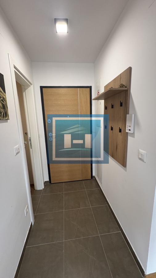 Na prodaju kompletno nameštena garsonjera površine 29 m² sa terasom