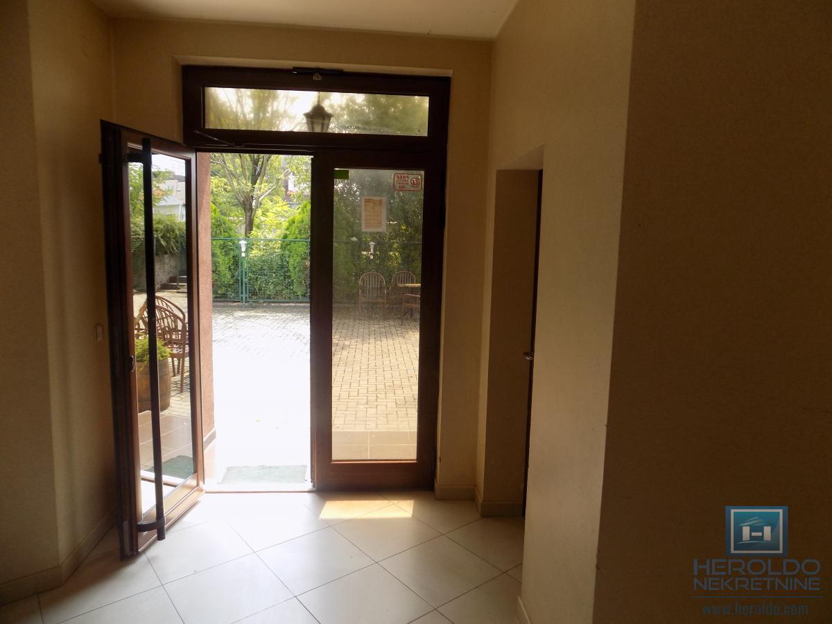 NA PRODAJU – BALON ZA FUDBAL SA KOMPLETNIM INVENTAROM