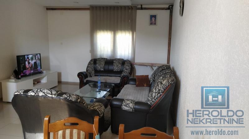 Kompletno renovirana kuća, Kolonija