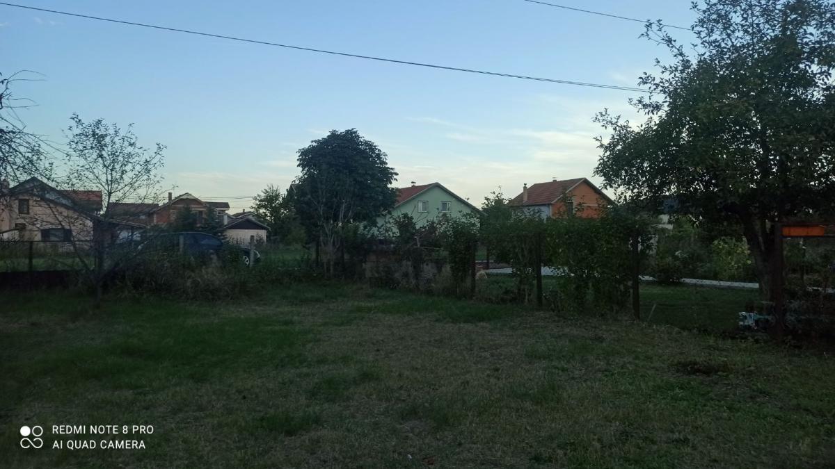 Parcela za izgradnju sa svim priključcima i uknjiženim objektom za adaptaciju u Crvenim livadama