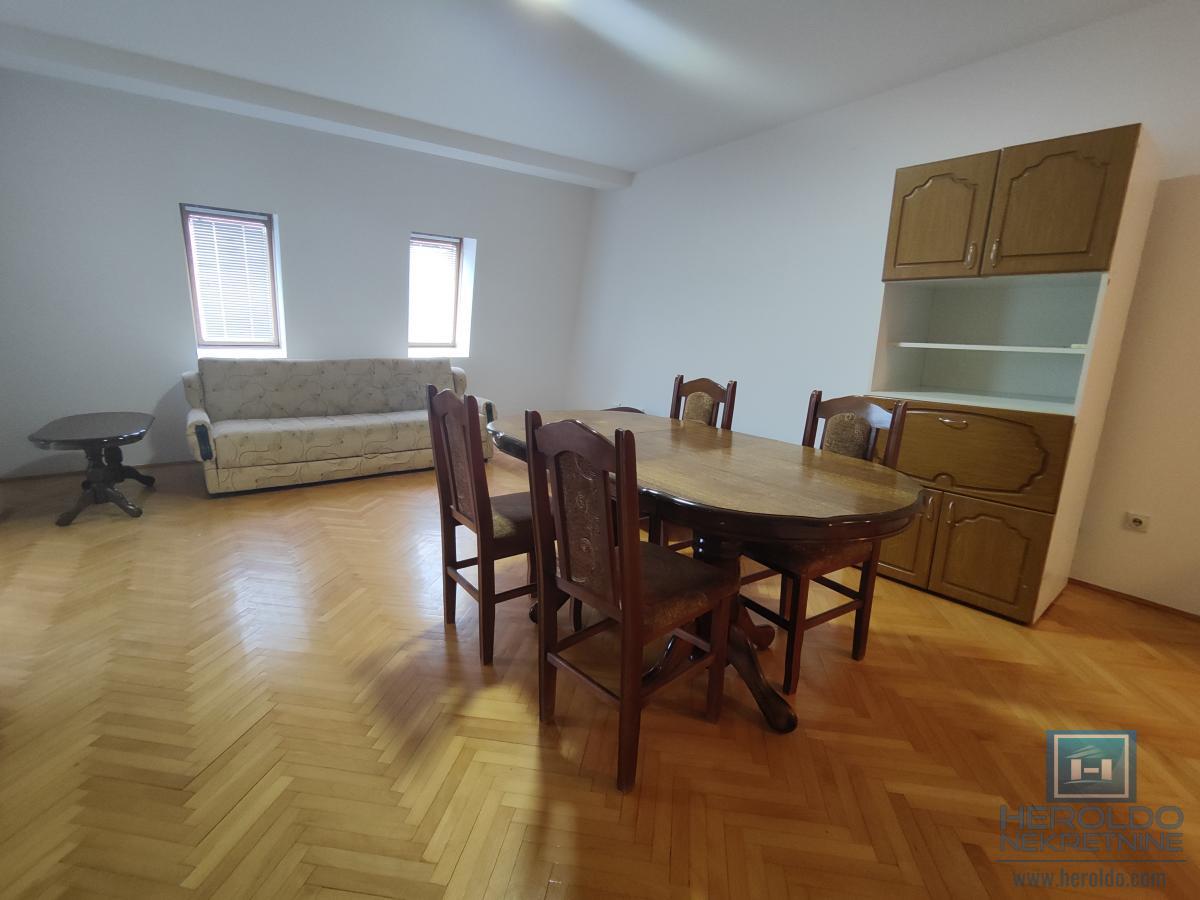 Trosoban stan u blizini Akva parka