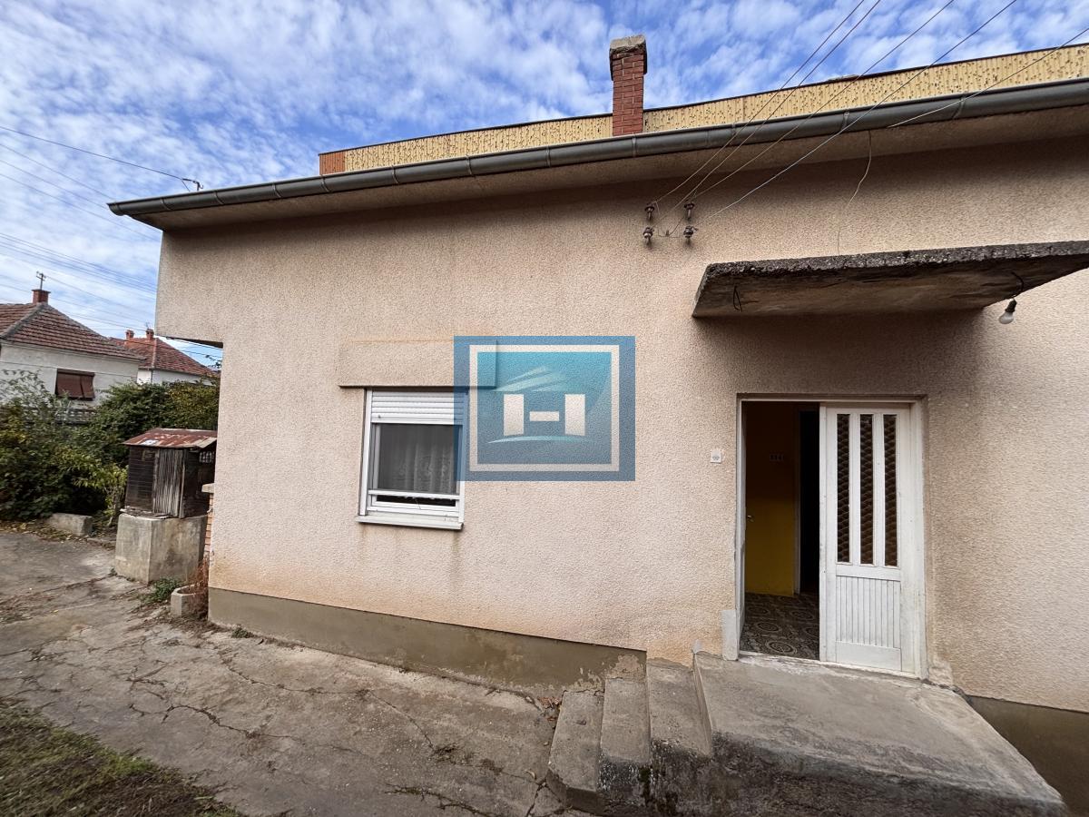 Dve useljive kuće u samom centru sela!!!