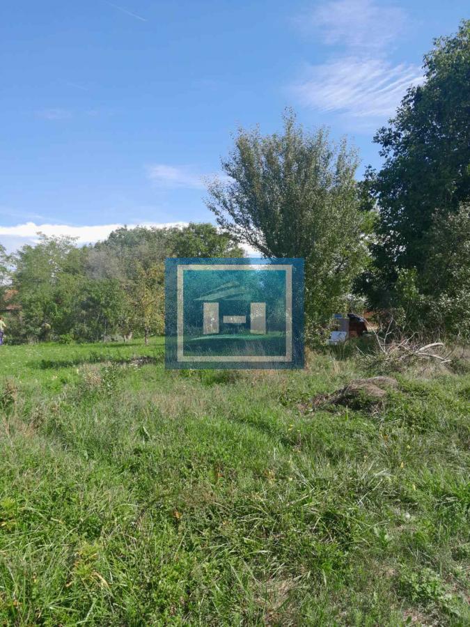 Na prodaju plac od 33 ara sa započetom kućom u Batočini!