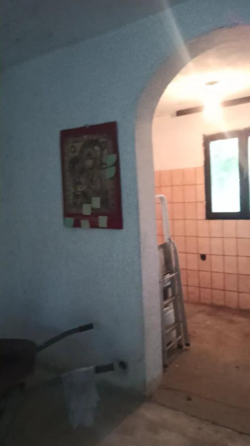 Parcela za izgradnju sa svim priključcima i uknjiženim objektom za adaptaciju u Crvenim livadama