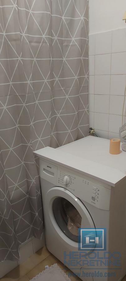 Trosoban, lepo opremljen stan u centru grada