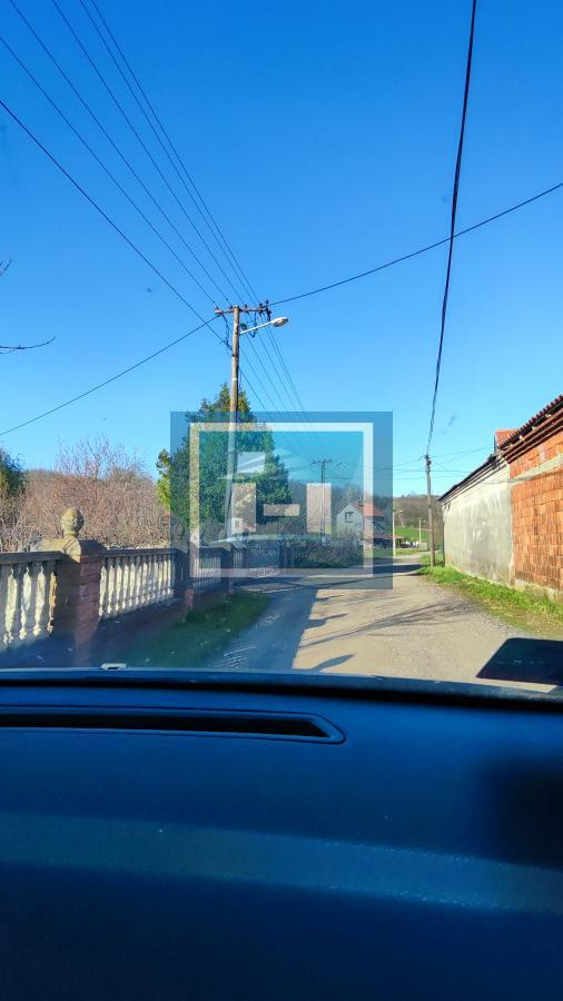 Parcela pogodna za izgradnju kuće sa dostupnim priključcima na gradske mreže