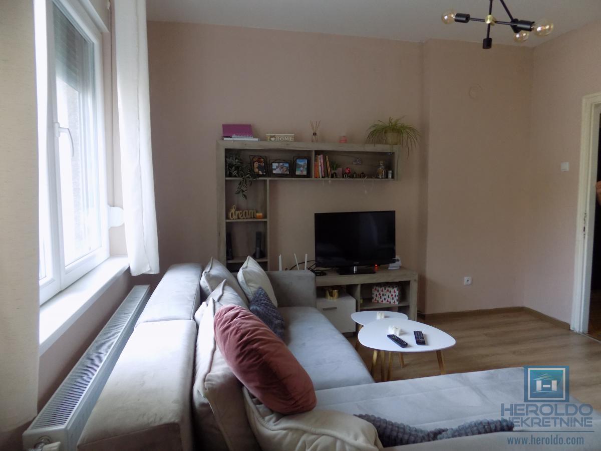 Stan za izdavanje u samom centru-odlična lokacija i spratnost!