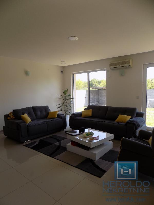 MODERNA KUĆA U MIRNOM DELU GRADA