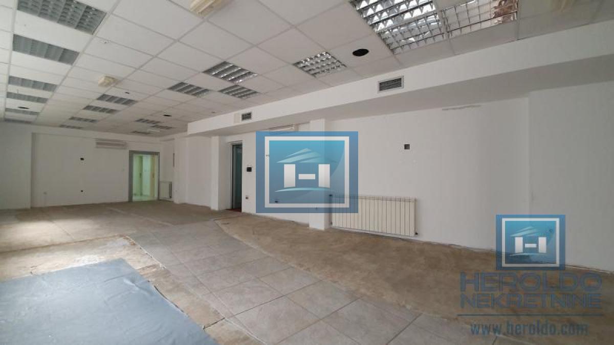 Izdavanje poslovnog prostora u strogom centru Jagodine – odlična lokacija, 171 m²