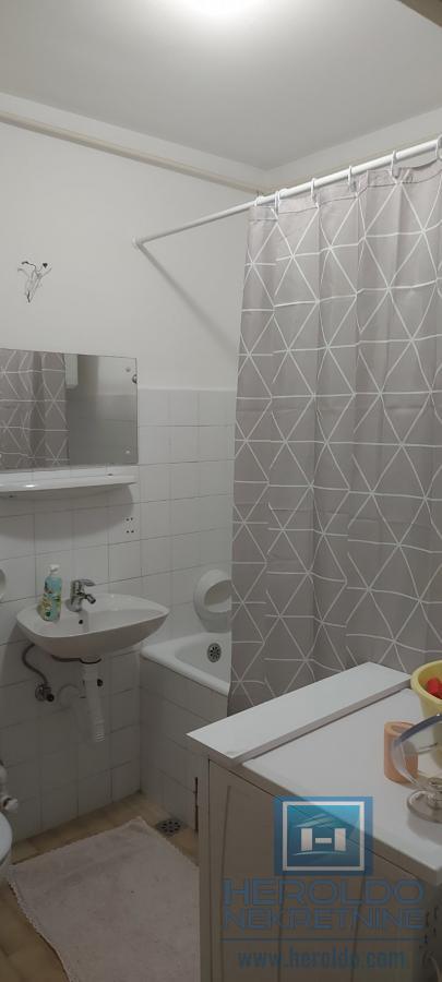 Trosoban, lepo opremljen stan u centru grada