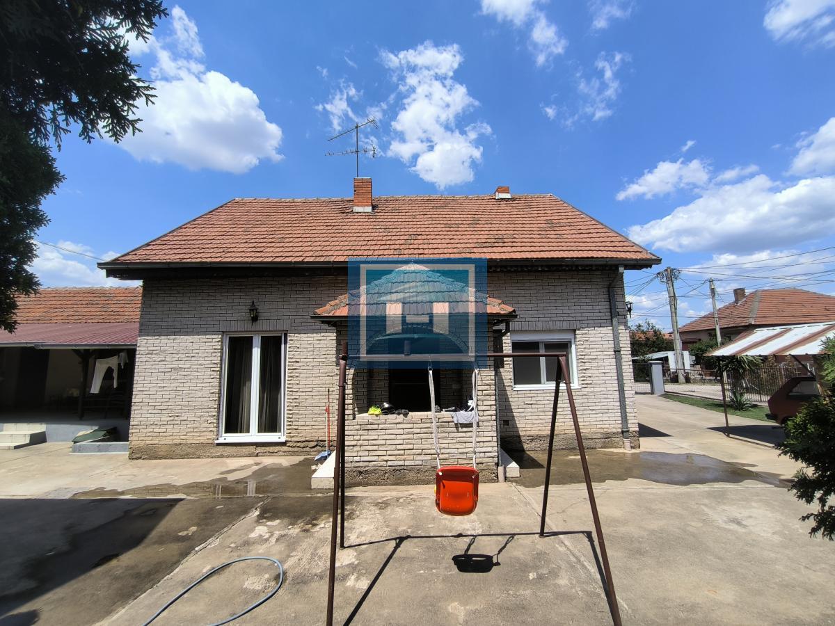 Kompletno imanje sa dve kuće, voćnjakom i pomoćnim objektima – sve na jednom mestu!