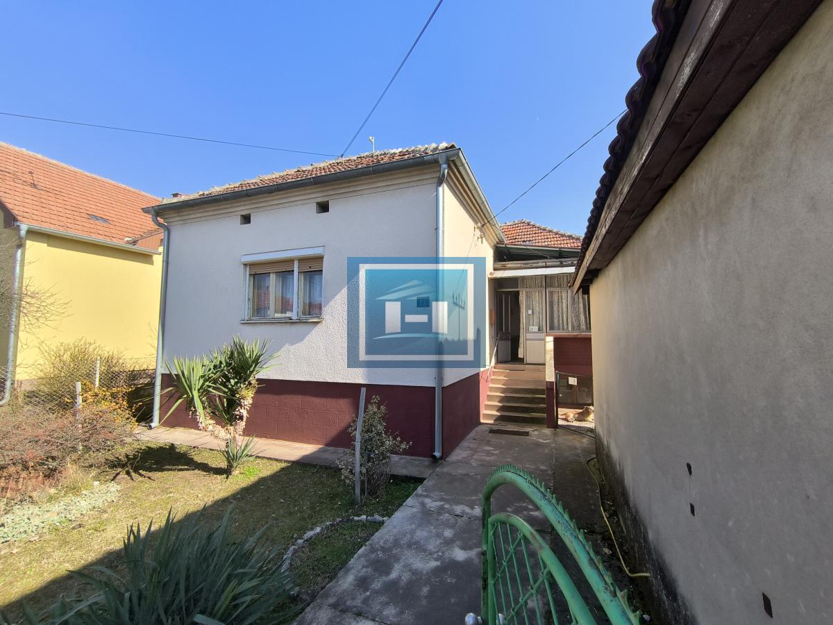 Na prodaju dve kuće sa garažom na 5.85 ari placa