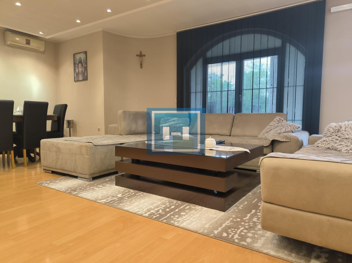 Na prodaju – Luksuzna porodična kuća