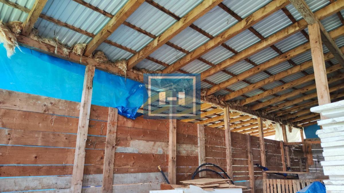 Kuća na parceli od 10 hektara zemlje u okolini Batočine