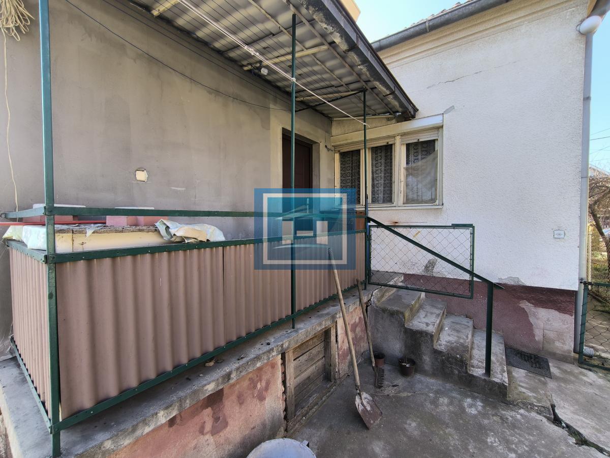 Na prodaju dve kuće sa garažom na 5.85 ari placa