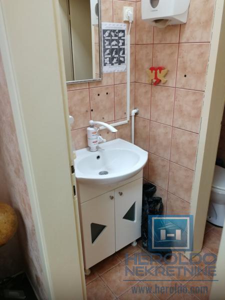 hitna prodaja dva spojena lokala povoljno  u centru grada!!!