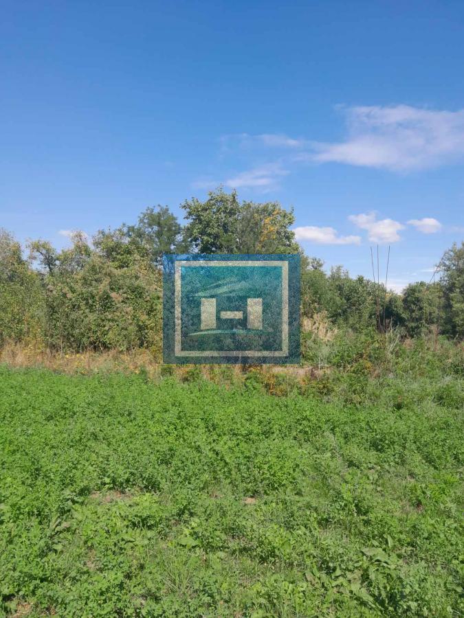 Na prodaju plac od 33 ara sa započetom kućom u Batočini!