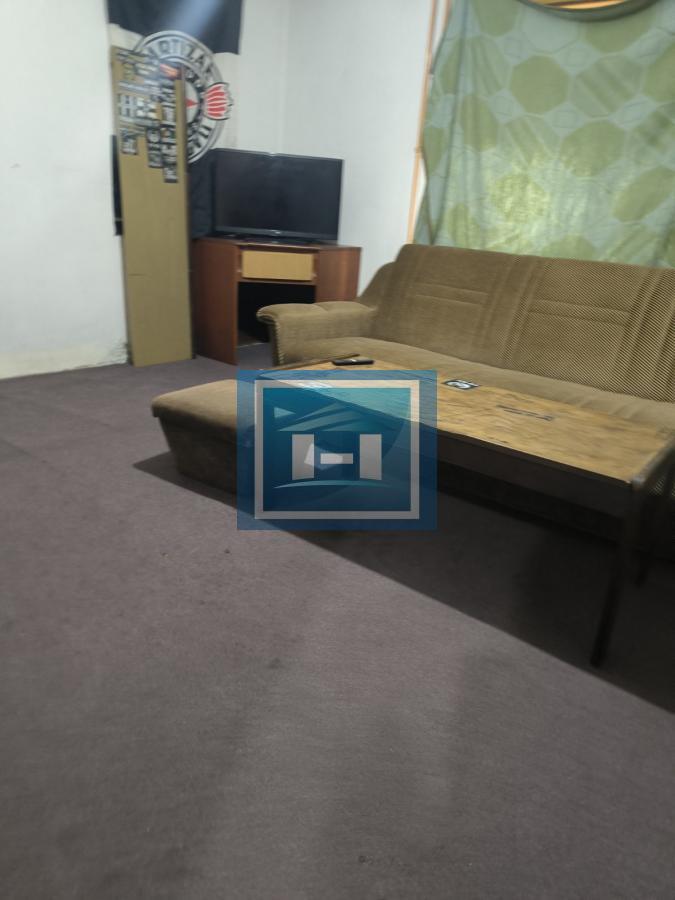 Na prodaju kuća – blizina bolnice, 350m² sa garažom za kamione od 80m²