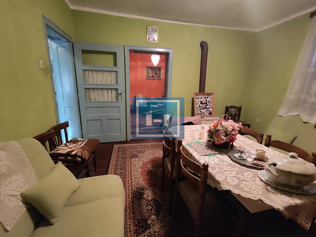 Useljiva porodična prizemna kuća na 2 km od grada