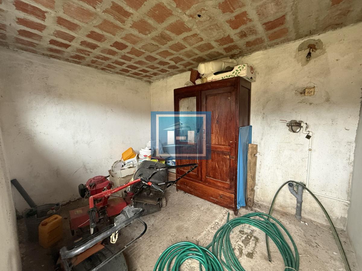 Dve kuće u Glavincima sa velikim imanjem -samo 8 km od grada