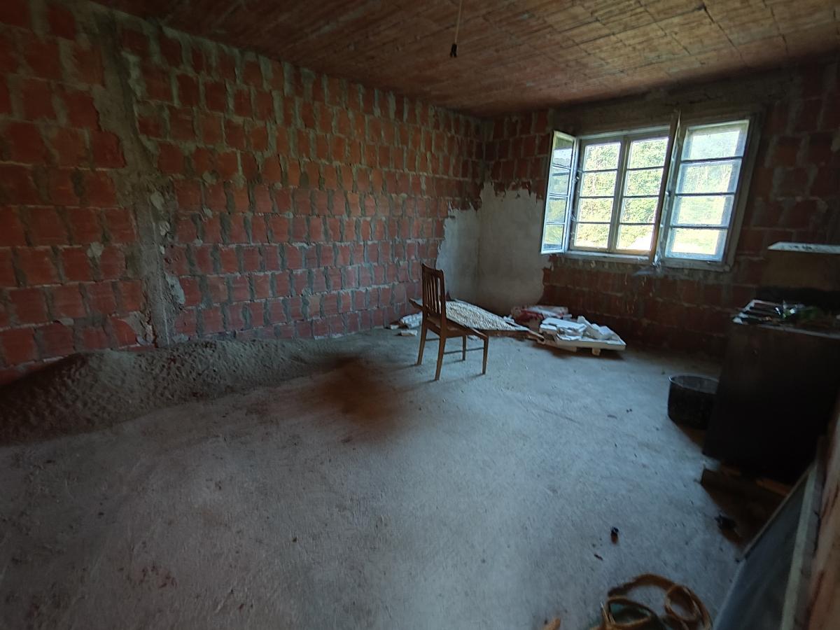 Novija,komforna kuća uz glavni put