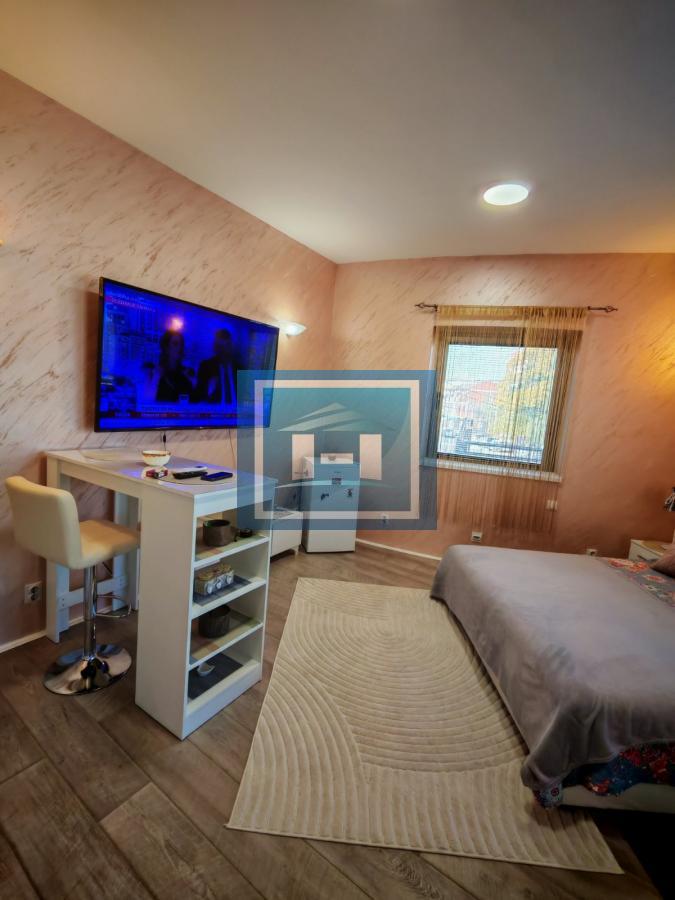 Izdaje se potpuno renovirana opremljena garsonjera