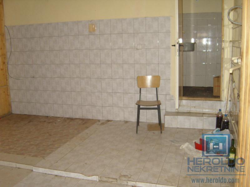 Kuća za renoviranje u Majuru sa pomoćnim objektom do glavnog puta