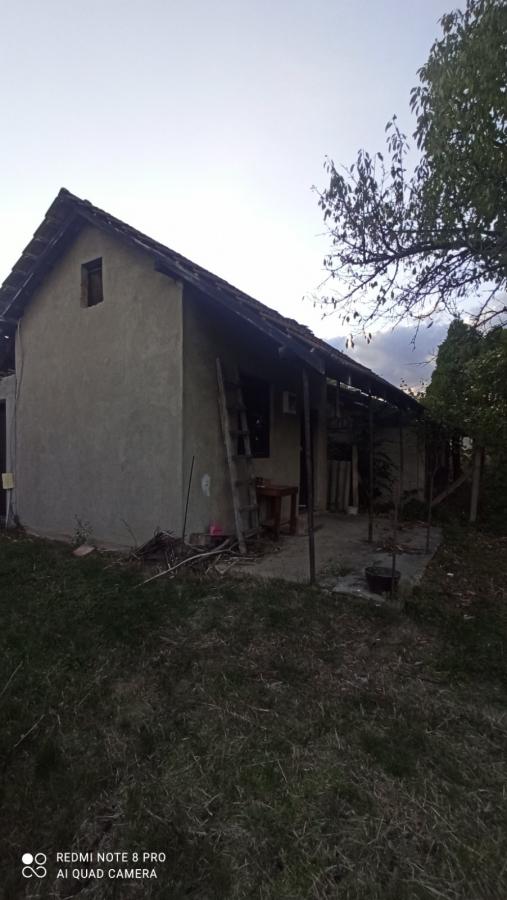 Parcela za izgradnju sa svim priključcima i uknjiženim objektom za adaptaciju u Crvenim livadama