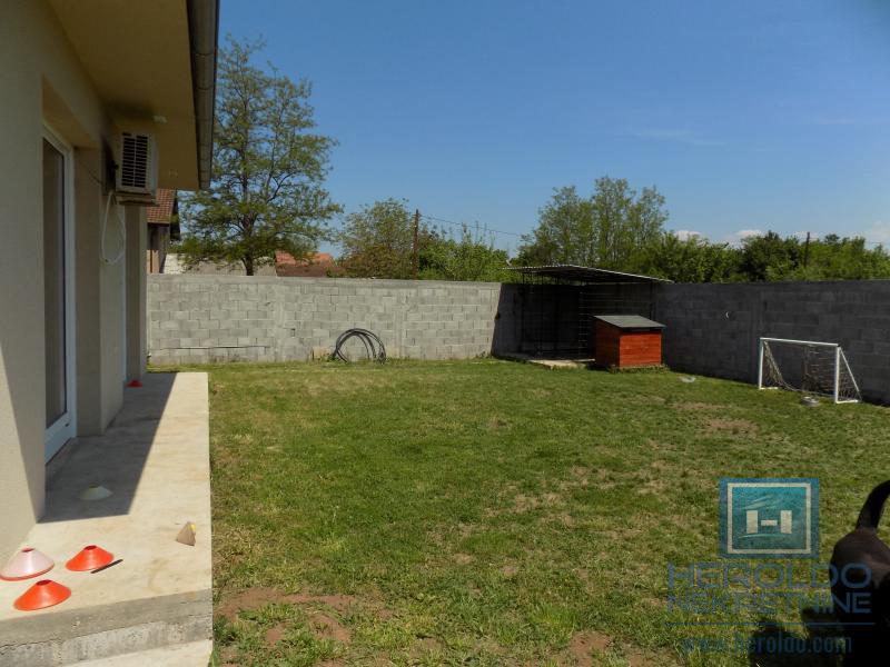 MODERNA KUĆA U MIRNOM DELU GRADA