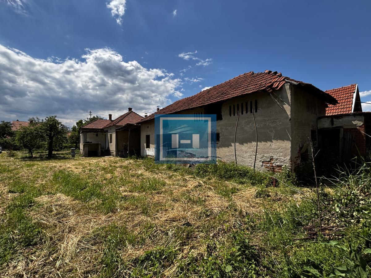 Kuća i plac na periferiji grada-Majur