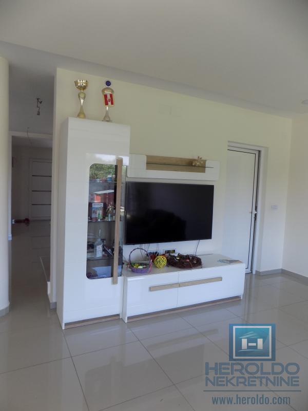 MODERNA KUĆA U MIRNOM DELU GRADA