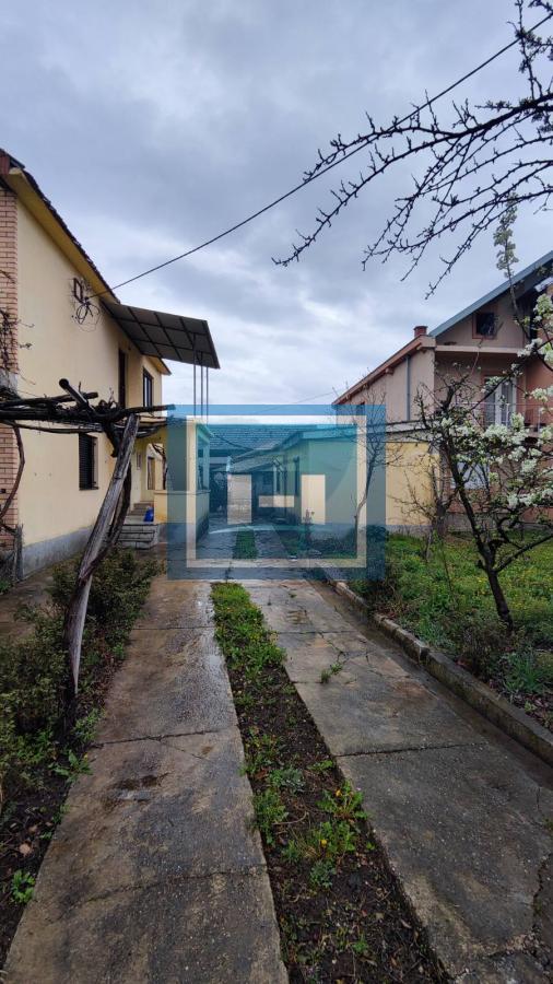 Kuća u centralnom delu Batočine pogodna za višečlane porodice