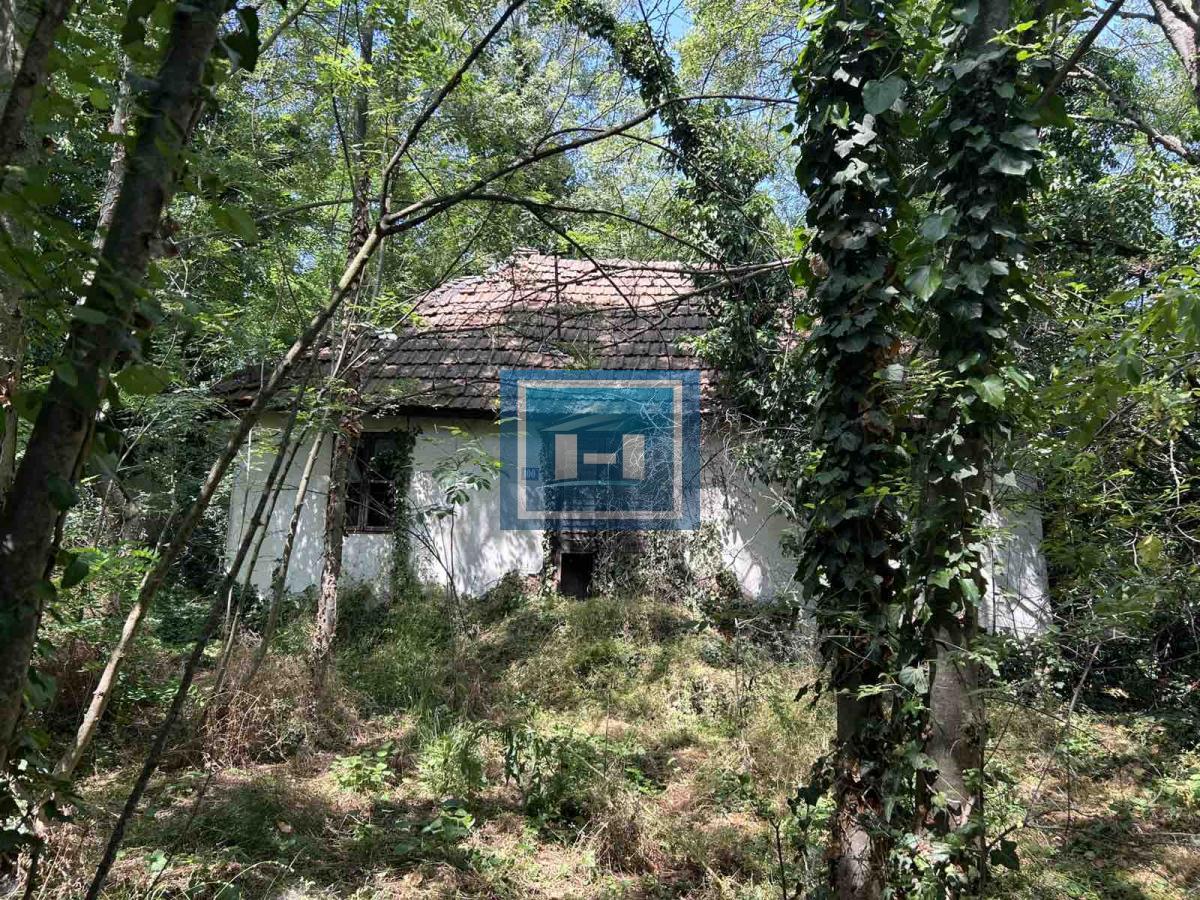 Plac za izgradnju kuće u Lapovu, na parceli stara kuća i započet objekat