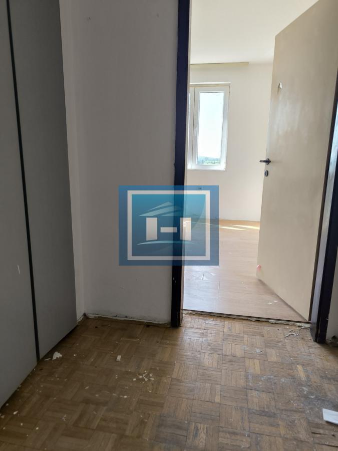 Idealna prilika! Stan sa terasom i pogledom u mirnom delu grada