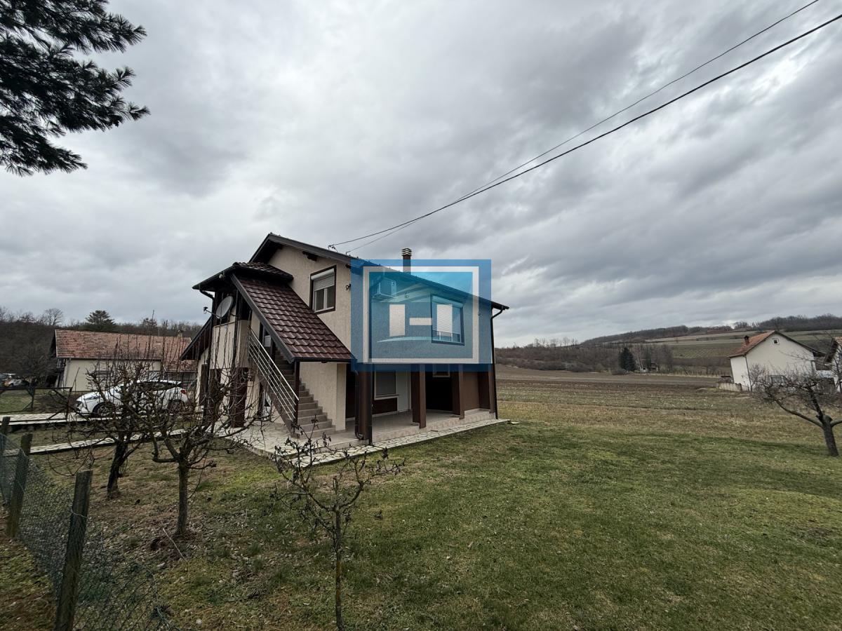 Dve kuće u Glavincima sa velikim imanjem -samo 8 km od grada