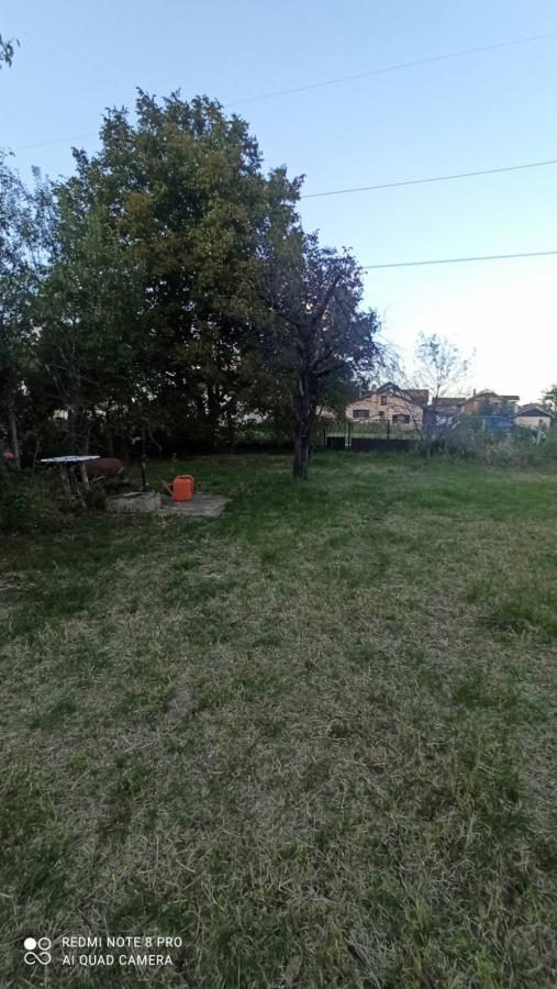 Parcela za izgradnju sa svim priključcima i uknjiženim objektom za adaptaciju u Crvenim livadama