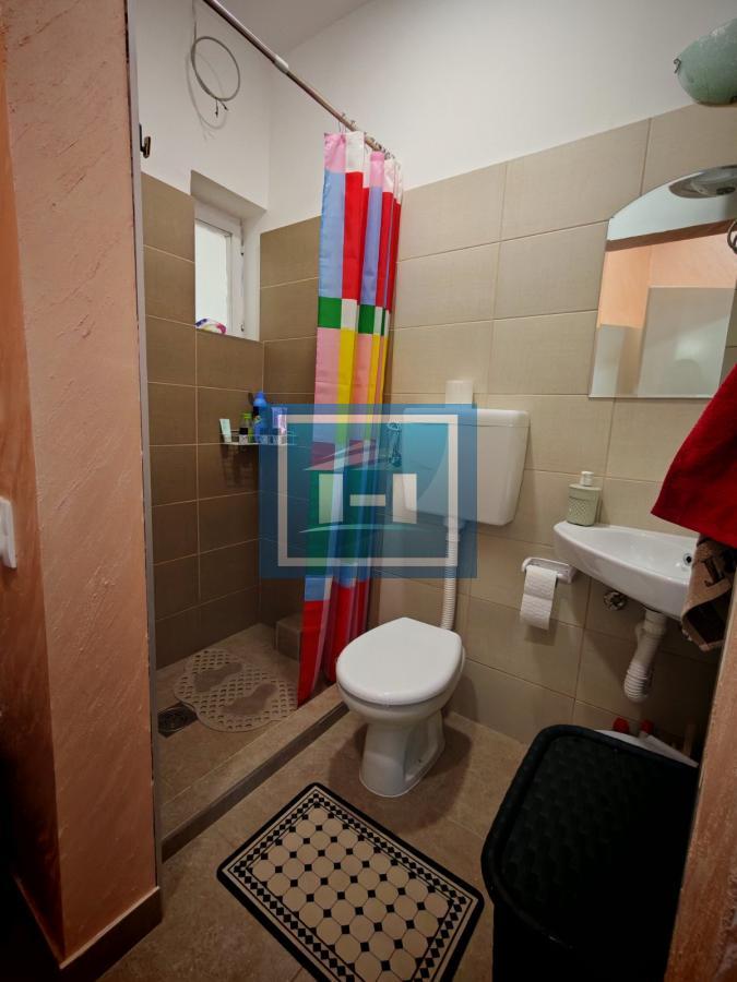 Izdaje se potpuno renovirana opremljena garsonjera