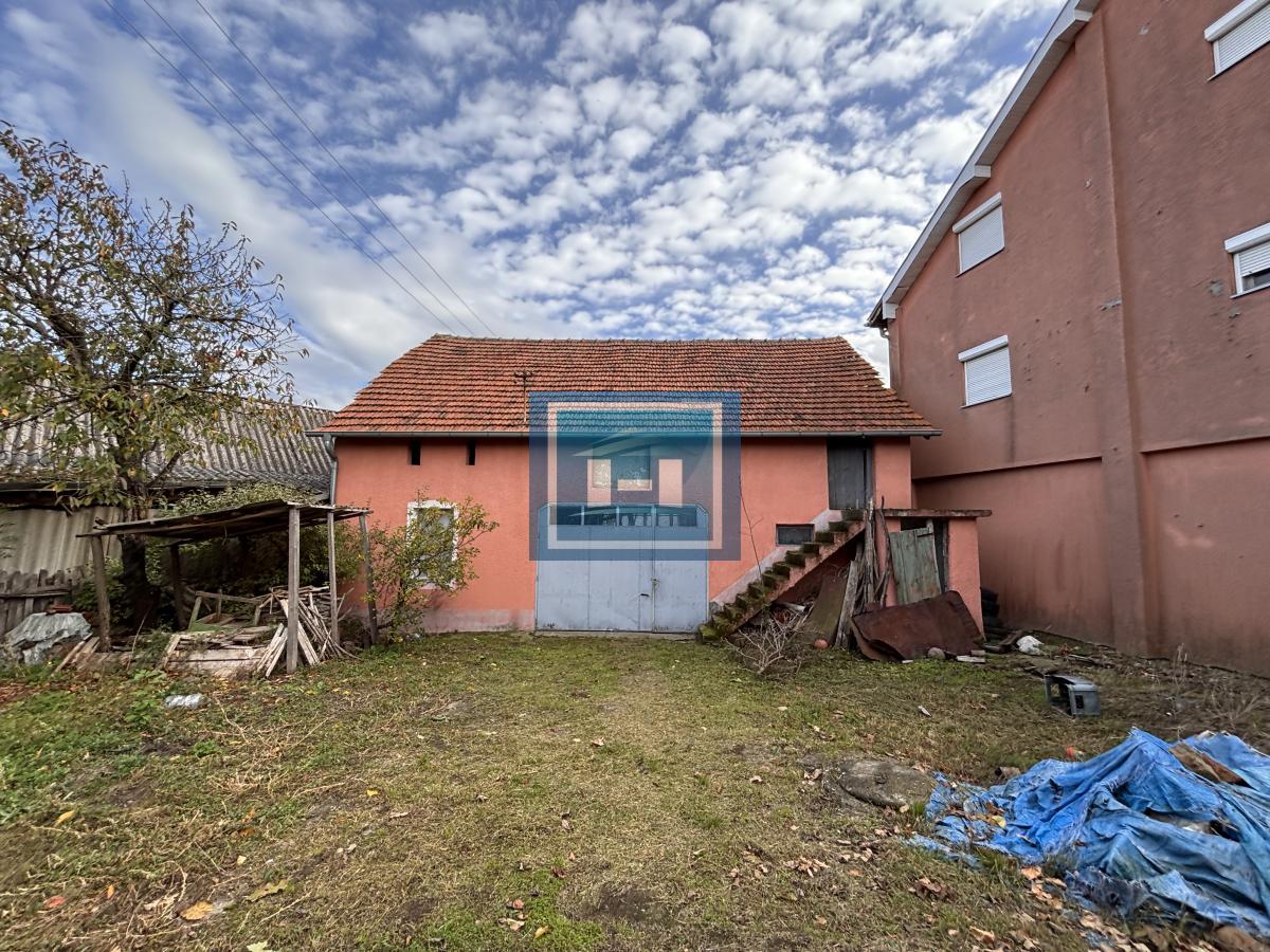 Dve useljive kuće u samom centru sela!!!