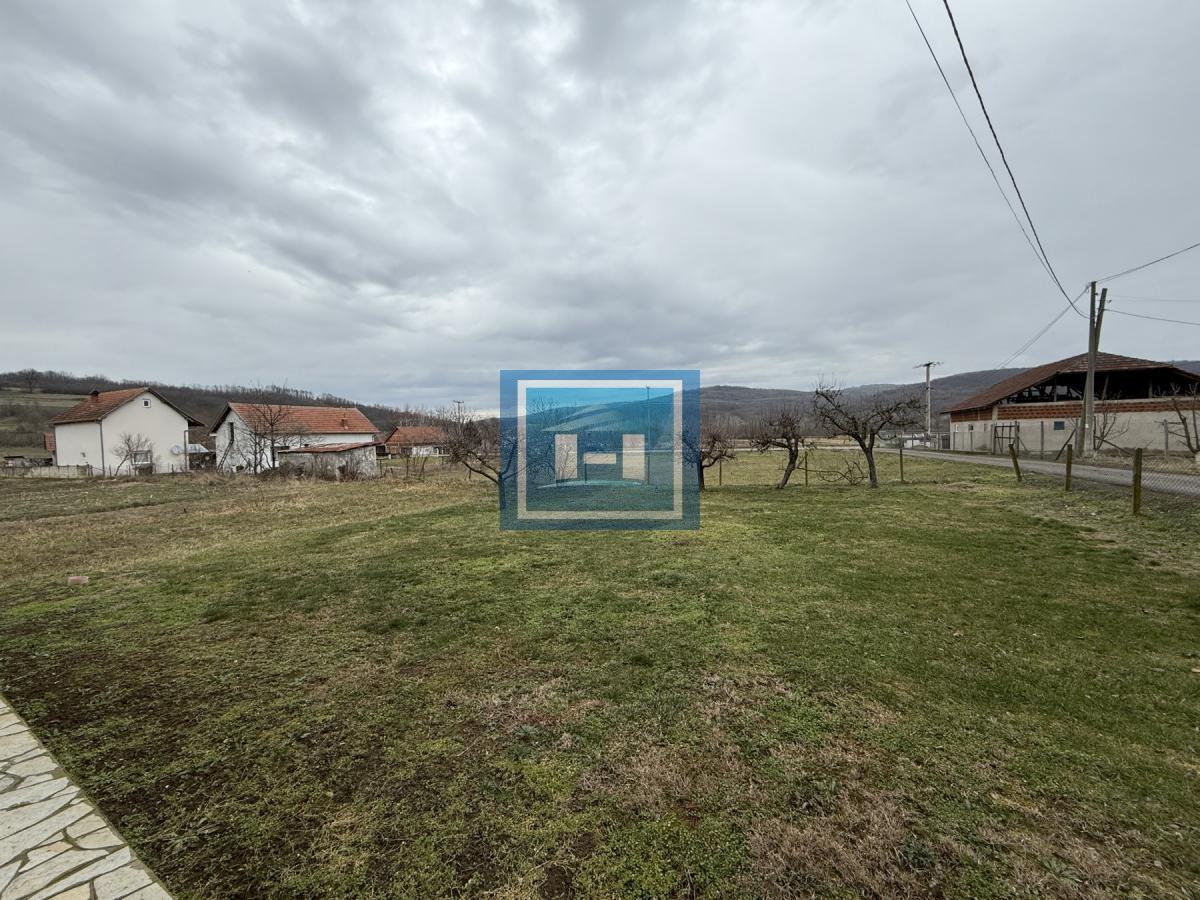 Dve kuće u Glavincima sa velikim imanjem -samo 8 km od grada