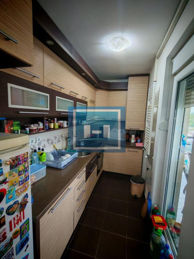 Trosoban stan u novogradnji sa parking mestom i podrumom