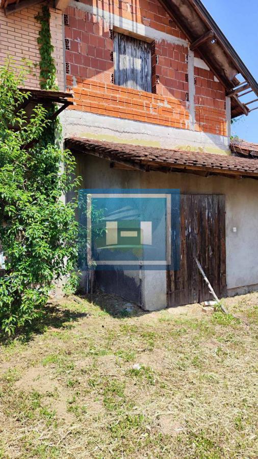 Domaćinstvo u okolini Jagodine sa 4 objekta na prostarom placu od 47 ari
