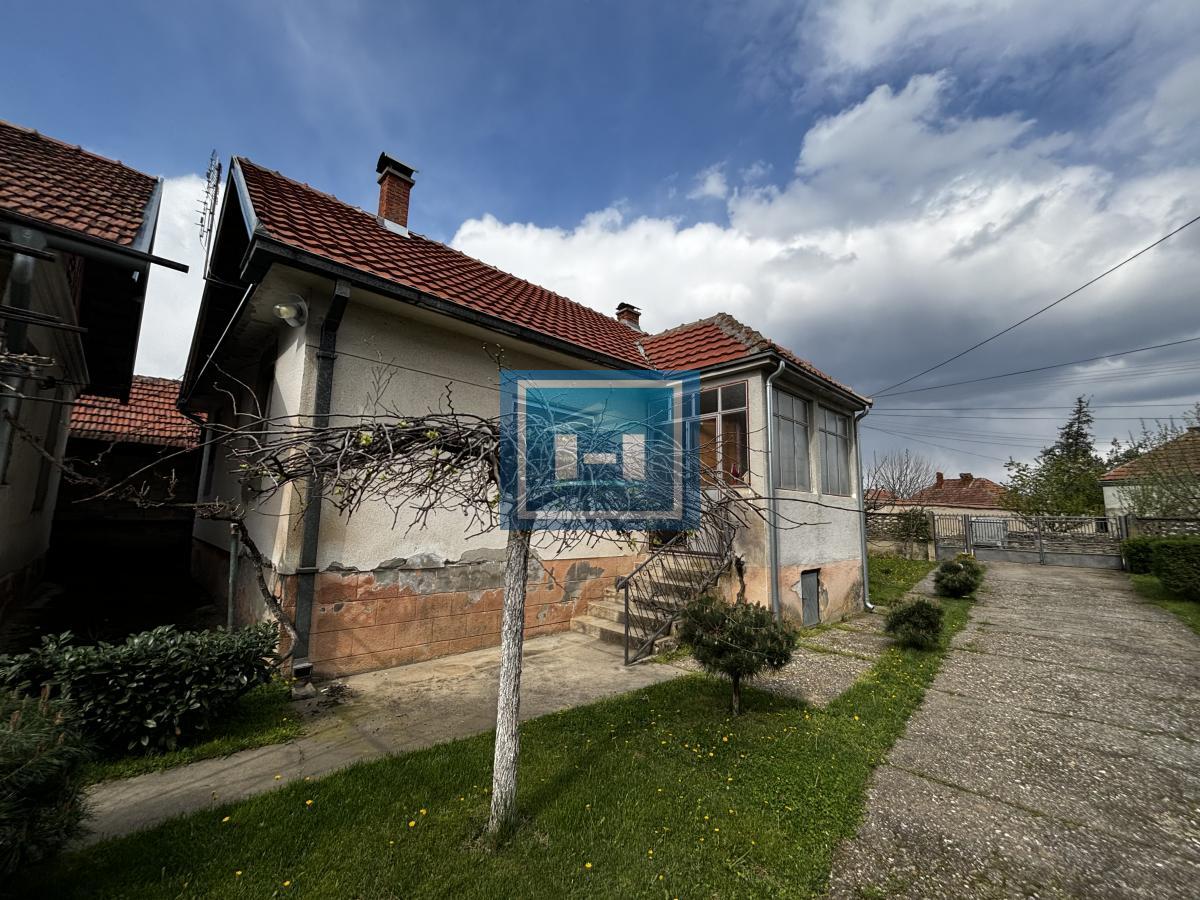 Kompletno seosko domaćinstvo na 7 km od Jagodine