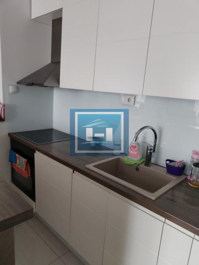 LION, renoviran, sa parking mestom