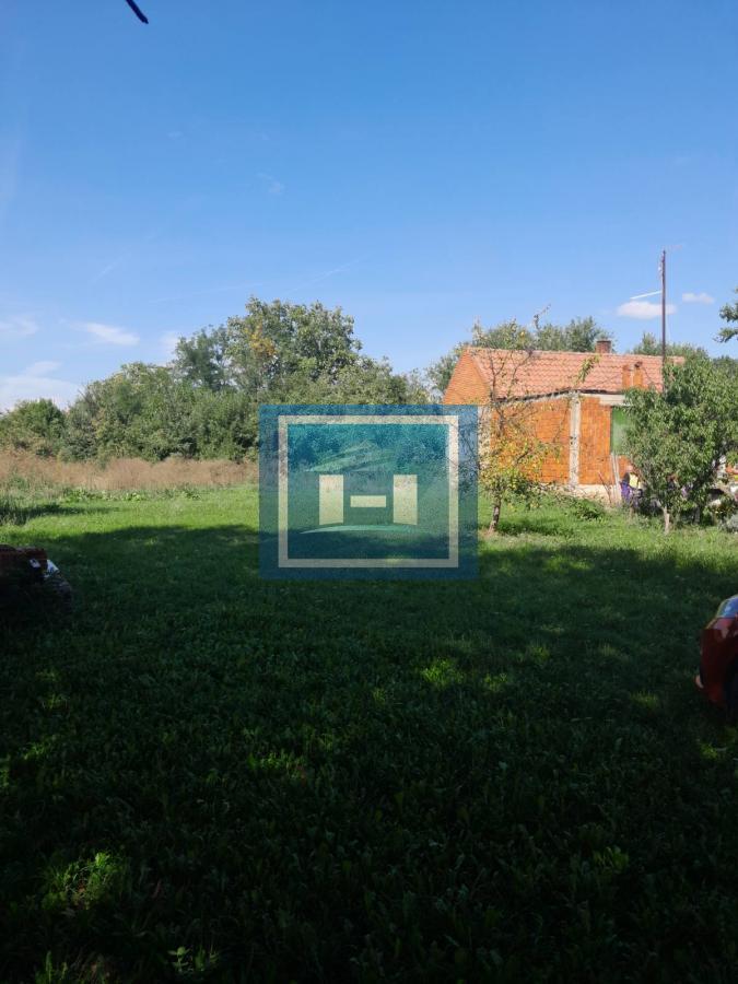 Na prodaju plac od 33 ara sa započetom kućom u Batočini!