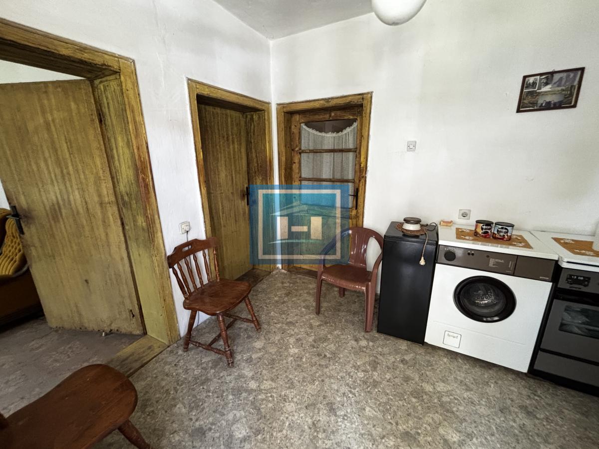 Kuća i plac na periferiji grada-Majur