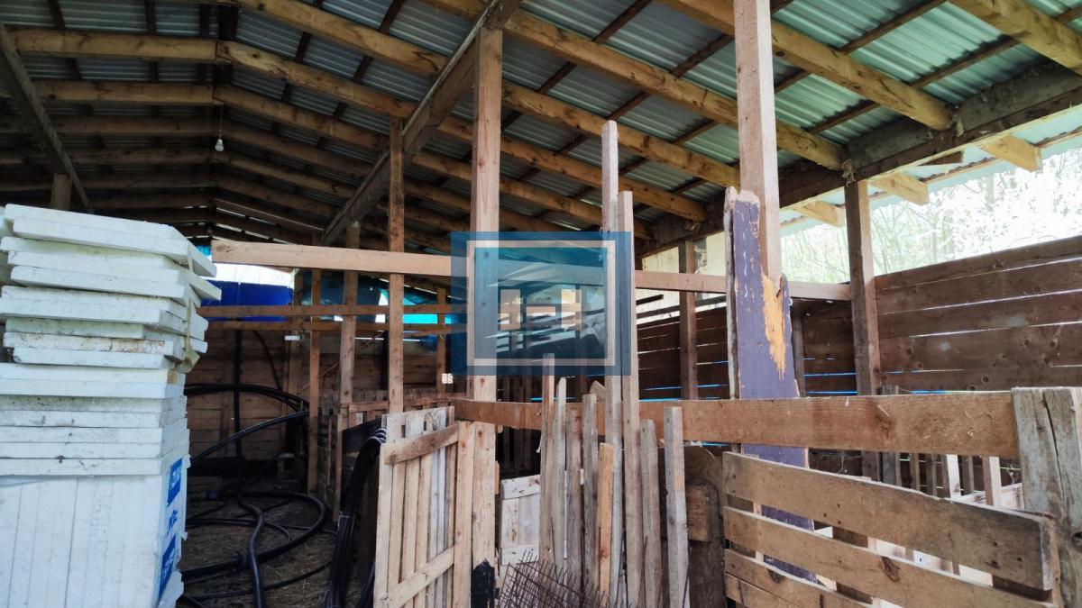 Kuća na parceli od 10 hektara zemlje u okolini Batočine